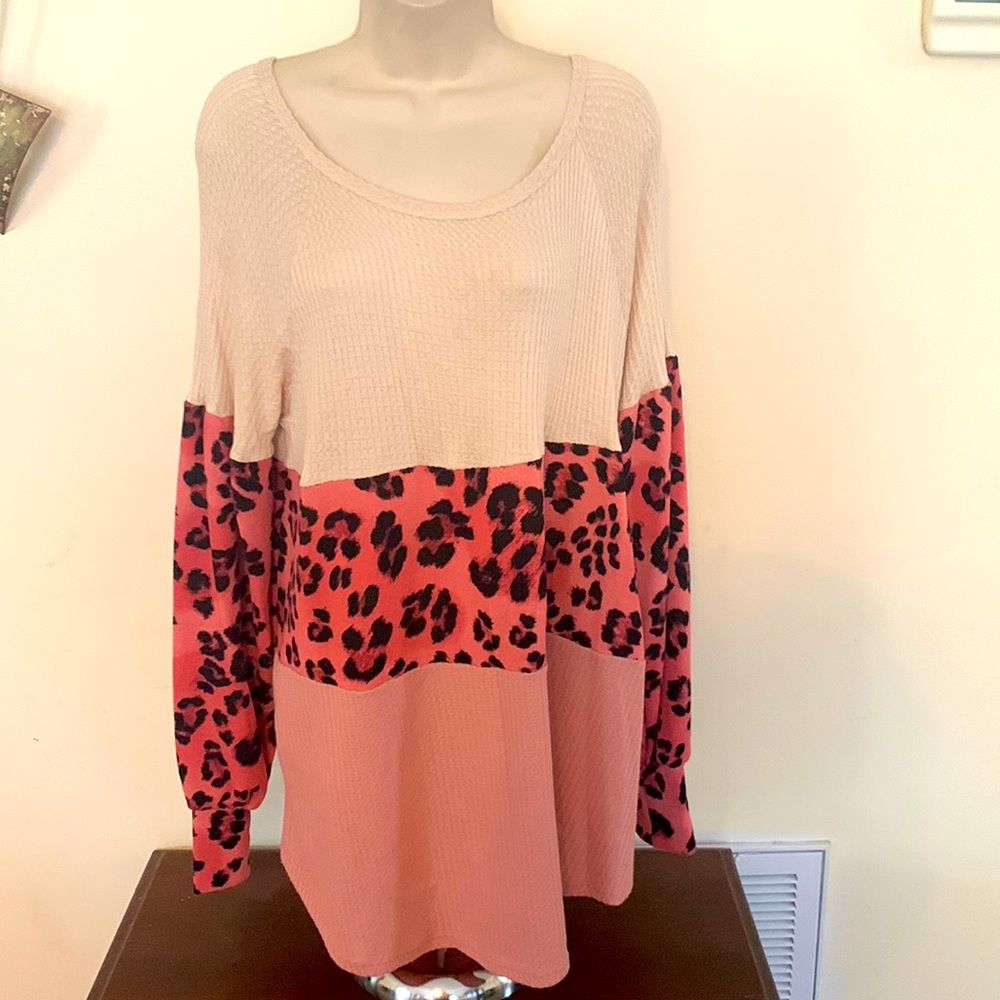 ☀️This top is a beautiful color block top! Women’s size extra large.